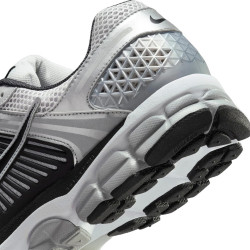 Фото: “Кроссовки U Zoom Vomero 5 Nike, цвет Metallic Silver/Black”