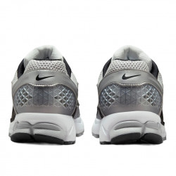 Фото: “Кроссовки U Zoom Vomero 5 Nike, цвет Metallic Silver/Black”