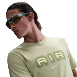 Превью товара: “Футболка M NSW Swoosh Air Graphic Nike, цвет Olive Aura”, купить в интернет магазине